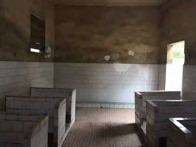 旧厕所现状图镇文化广场公厕镇文化广场公厕,对原建筑进行改造,增加