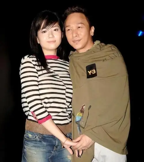 毁黄家驹墓另一疑犯身份曝光!与洪金宝郭富城近百明星合影被扒