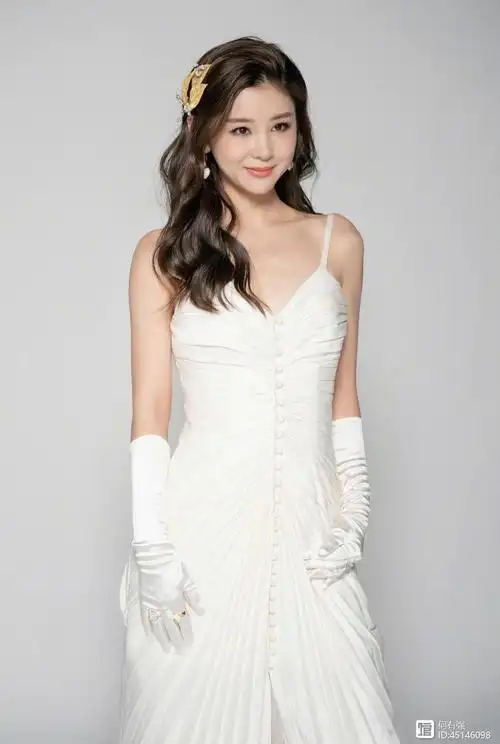 李小萌原装身材比例太出众,穿黑色亮片连衣裙高级洋气,曲线婀娜