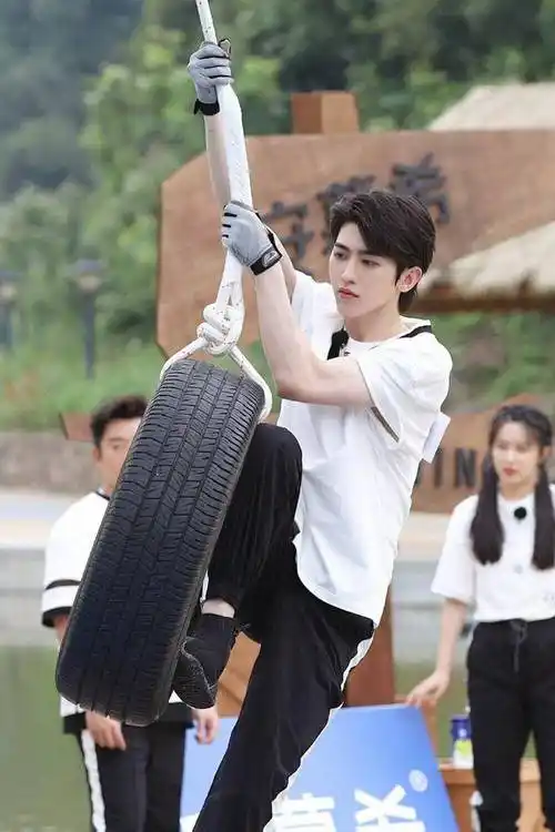 泰国篇嘉宾晒照暗示,蔡徐坤粉丝松口气_minnie_宋雨琦_节目单