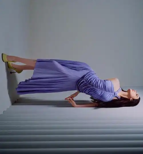 古力娜扎穿挂脖裙身姿妖娆妩媚秀腹肌马甲线紧致迷人