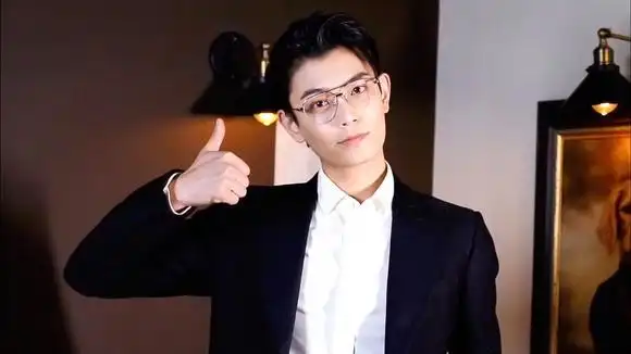 丁禹兮背头眼镜造型出席活动 花式点赞帅气俏皮-娱乐视频-搜狐视频