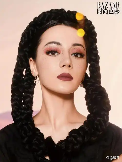 迪丽热巴写真雀斑妆粗长麻花辫盘头!肤白貌美性感妖艳