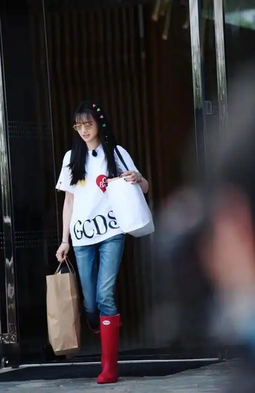 郑爽出席活动,白色衬衫配小黑裙简约造型,温柔似"贝微微"